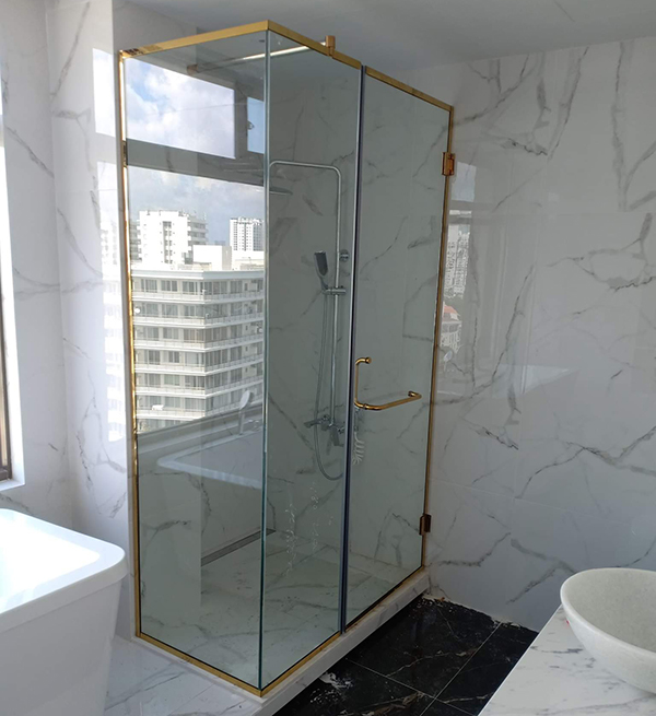 Phòng tắm kính cửa quay phụ kiện inox vàng đẳng cấp