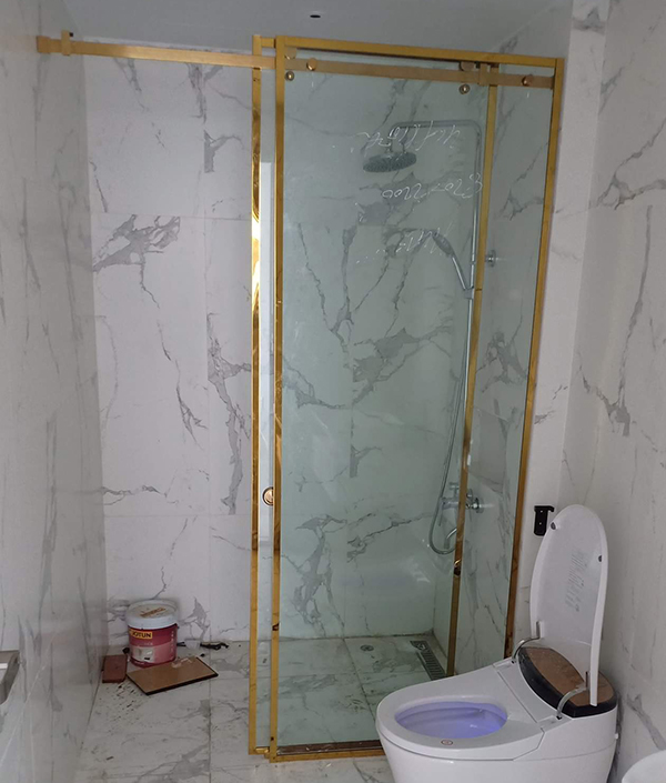 Phòng tắm kính cửa lùa phụ kiện inox vàng sang trọng